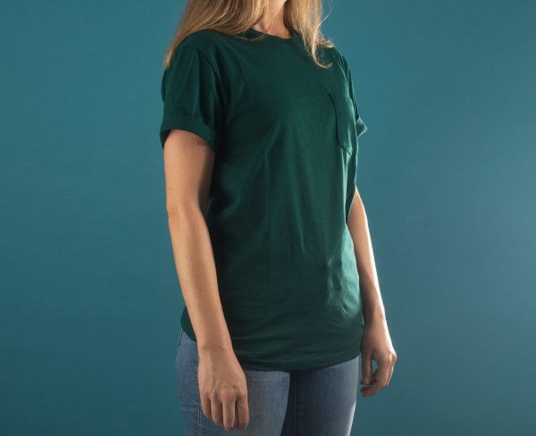 torso-of-a-person-in-a-green-shirt-against-blue-background Πουκάμισο Πράσινο 008