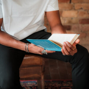 torso-of-a-person-in-white-shirt-reading-a-novel Πουκάμισο Λευκό 028