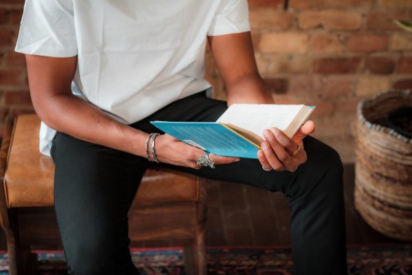 torso-of-a-person-in-white-shirt-reading-a-novel Πουκάμισο Λευκό 028