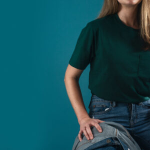 torso-of-a-person-sitting-down-wearing-jeans-and-a-shirt Τζιν Παντελόνι 003
