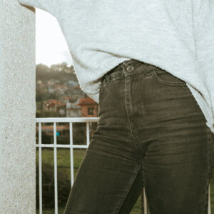 torso-of-person-in-black-jeans-and-a-grey-soft-sweater Τζιν Παντελόνι Μαύρο