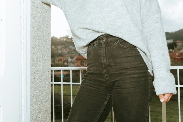 torso-of-person-in-black-jeans-and-a-grey-soft-sweater Τζιν Παντελόνι Μαύρο