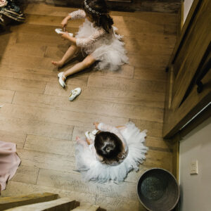 two-children-in-wedding-attire-putting-on-shoes Παπούτσια 036