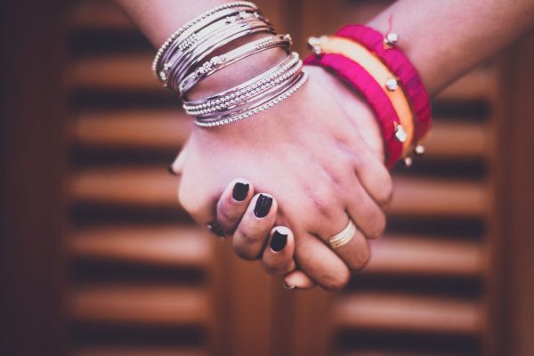 two-people-holding-bangle-adorned-hands Βραχιόλι Bangle 006