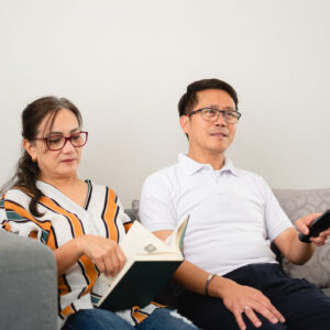 two-people-read-and-watch-television Ρολόι 020