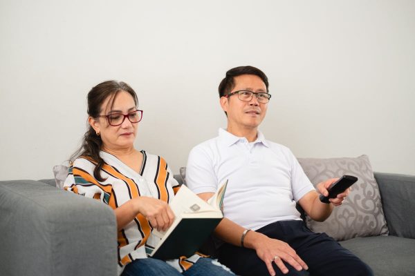 two-people-read-and-watch-television Ρολόι 020
