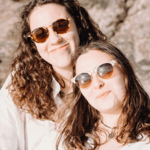 two-woman-in-sunglasses-smile-for-the-camera Γυαλιά Ηλίου 054