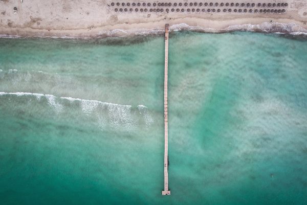 umbrella-studded-beach-overlooking-teal-waters Ομπρέλα Πετρόλ