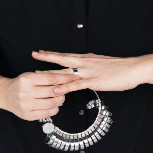using-a-ring-sizer Δαχτυλίδι 008