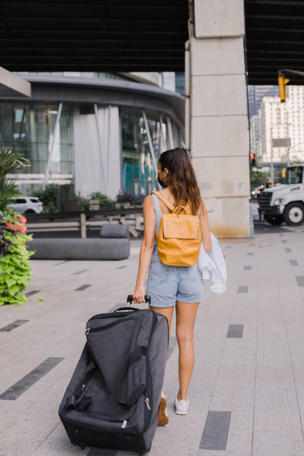 walking-away-from-the-camera-pulling-a-large-suitcase Βαλίτσα 005