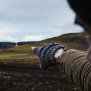 watch-and-gloves-on-hand-pointing Ρολόι 010