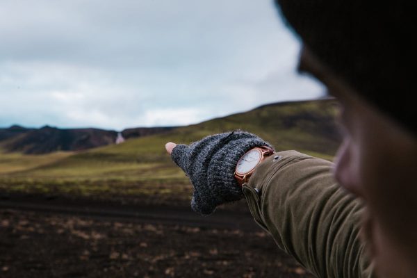 watch-and-gloves-on-hand-pointing Ρολόι 010
