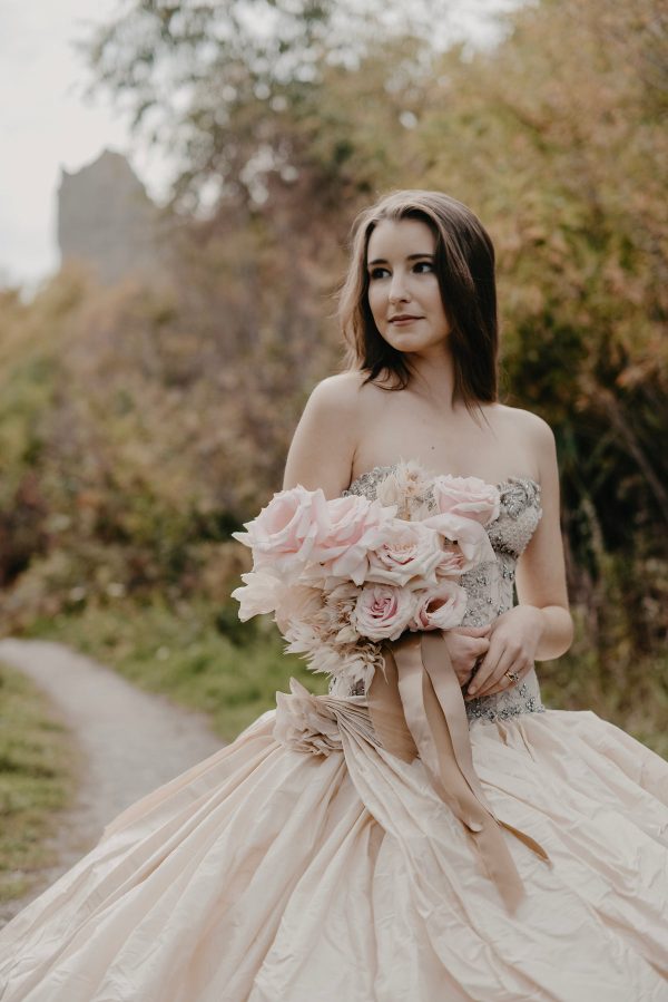 wedding-gown-and-bridal-bouquet Μακρύ Φόρεμα 011