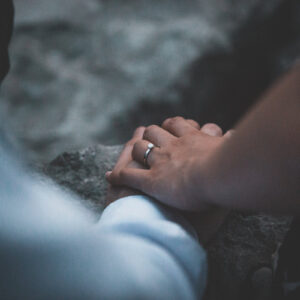 wedding-rings-couples-hands Δαχτυλίδια