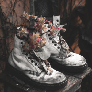 white-boots-filled-with-pink-flowers Μπότες Λευκό