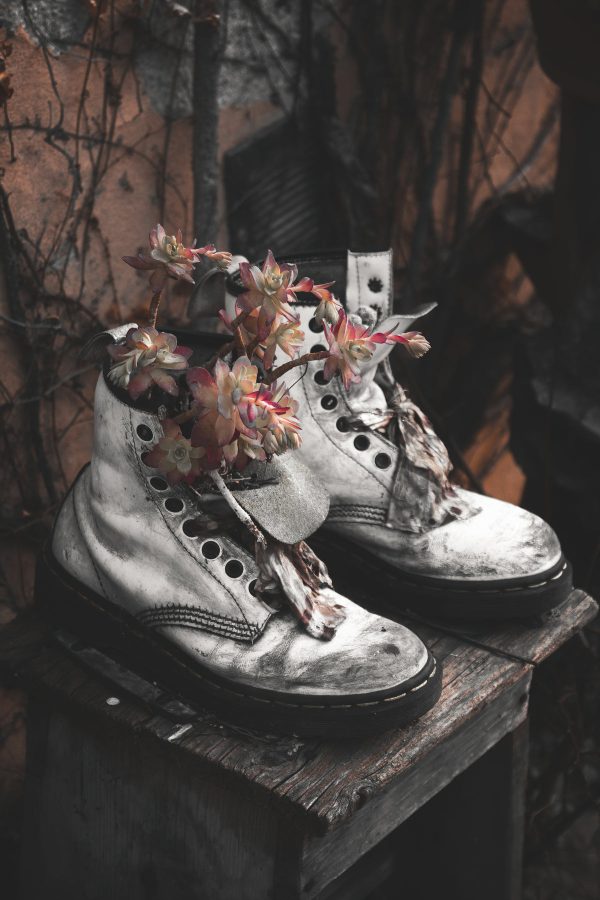 white-boots-filled-with-pink-flowers Μπότες Λευκό