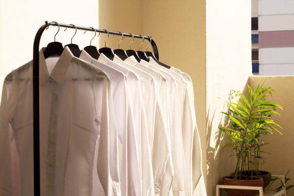 white-collar-shirts-on-rack-in-sun Πουκάμισα Λευκό