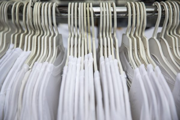 white-cotton-t-shirts-on-store-rack Πουκάμισα Λευκό 003