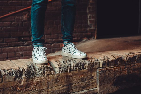 white-patterned-sneakers-on-wooden-wall Sneakers Λευκό 003