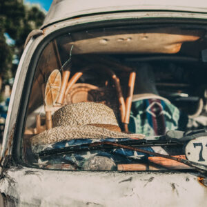 white-straw-hat-sits-on-a-van-dashboard Καπέλο Λευκό 002