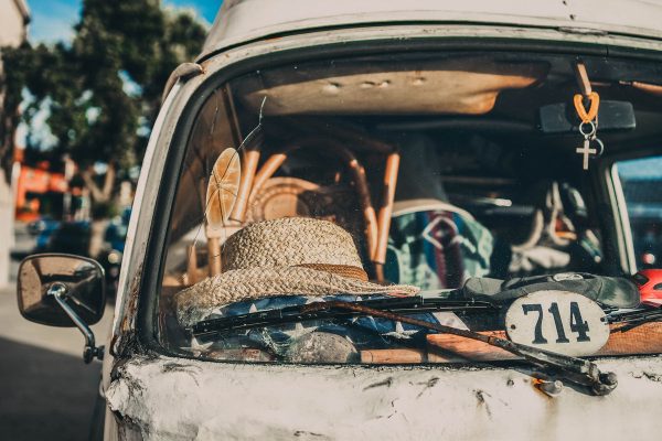 white-straw-hat-sits-on-a-van-dashboard Καπέλο Λευκό 002