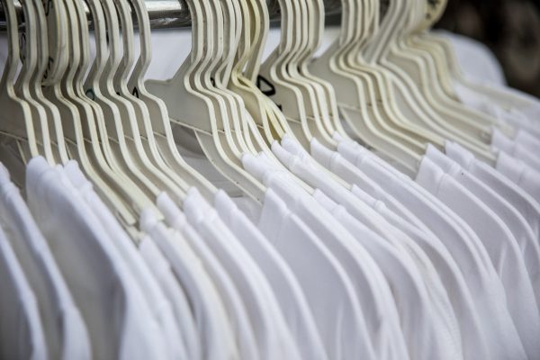 white-t-shirts-on-clothing-rack Πουκάμισα 006