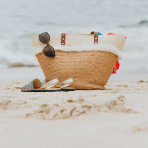 wicker-beach-bag-and-sandals-on-a-white-sandy-beach Τσάντα Λευκό