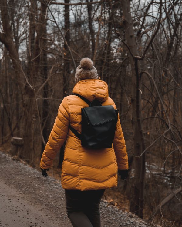 winter-walks-in-yellow-puffer-jacket Μπουφάν Χειμερινό Κίτρινο