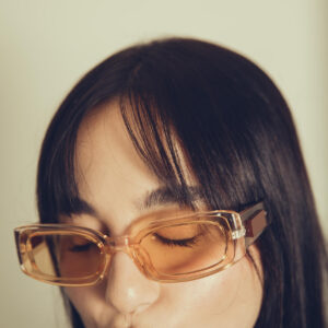 woman-close-up-on-orange-tinted-sunglasses Γυαλιά Ηλίου Πορτοκαλί