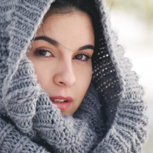 woman-draped-in-knit-scarf Κασκόλ 009