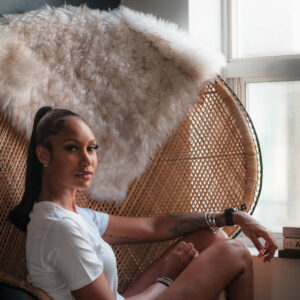 woman-dressed-in-white-t-shirt-in-a-wicker-peacock-chair Πουκάμισο Λευκό 029