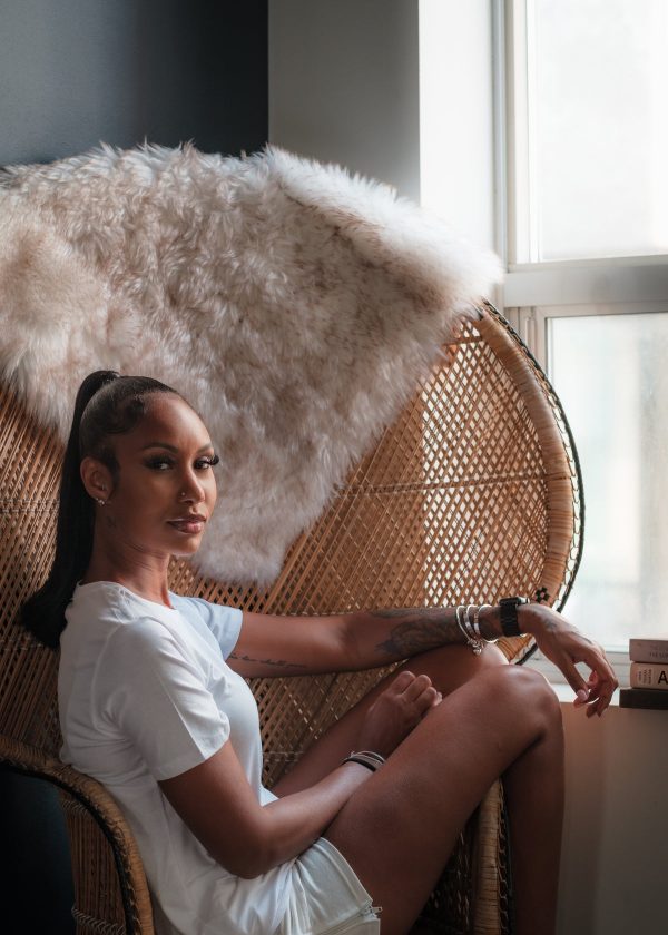 woman-dressed-in-white-t-shirt-in-a-wicker-peacock-chair Πουκάμισο Λευκό 029