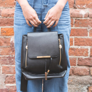 woman-holding-black-fashion-bag Τσάντα Μαύρο 003