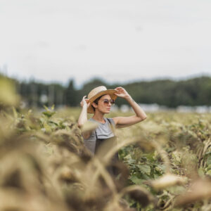 woman-holding-hat-while-standing-in-dried-sunflower-field Καπέλο 015