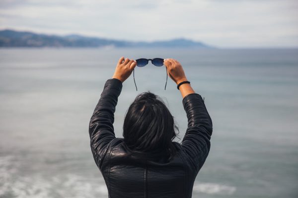woman-holding-sunglasses Γυαλιά Ηλίου 006