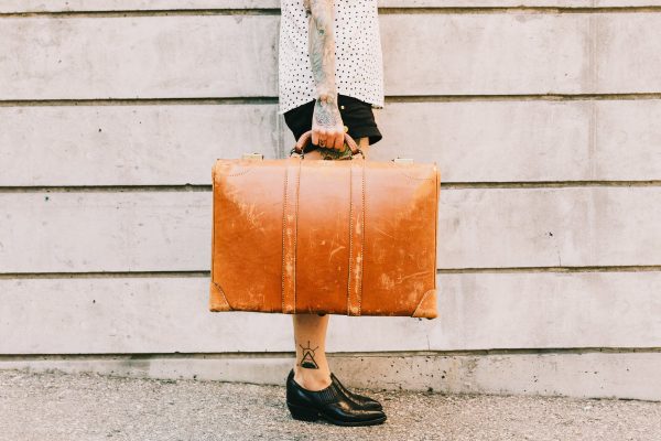 woman-holds-vintage-suitcase Βαλίτσα Vintage 002