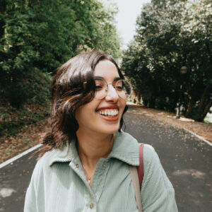 woman-in-a-blue-shirt-and-glasses-smiles-wide Πουκάμισο Μπλε 002