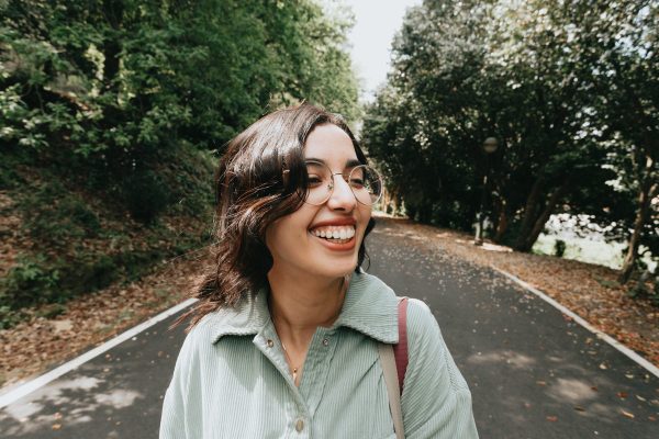 woman-in-a-blue-shirt-and-glasses-smiles-wide Πουκάμισο Μπλε 002