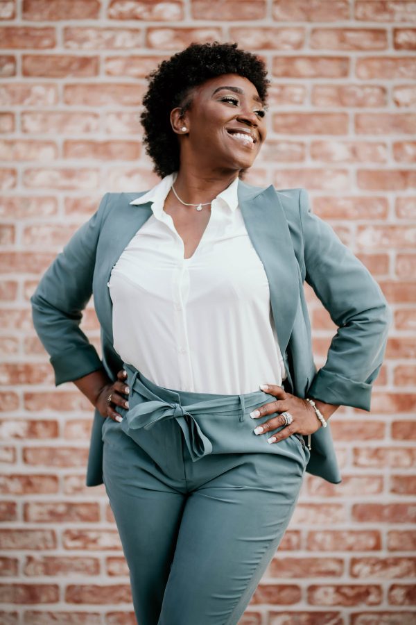 woman-in-a-blue-suit-smiles-and-poses-for-the-camera Κοστούμι Μπλε 004