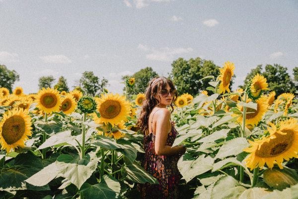 woman-in-a-floral-dress-standing-in-amongst-sunflowers Φόρεμα Φλοράλ 007