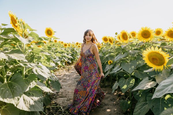woman-in-a-floral-dress-stands-in-a-sunflower-field Φόρεμα Φλοράλ 005