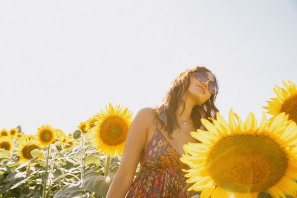 woman-in-a-floral-dress-surrounded-by-sunflowers Φόρεμα Φλοράλ 006