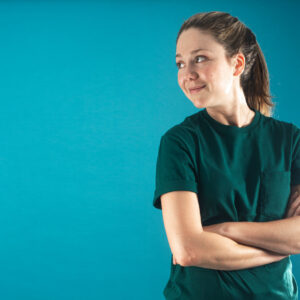 woman-in-a-green-plain-shirt-crosses-her-arms Πουκάμισο Πράσινο 005
