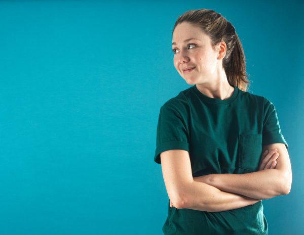woman-in-a-green-plain-shirt-crosses-her-arms Πουκάμισο Πράσινο 005
