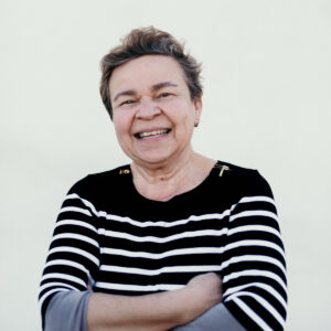 woman-in-a-striped-sweater-smiles Πουλόβερ Ριγέ 002