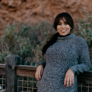 woman-in-a-sweater-smiles-as-she-leans-against-a-fence Πουλόβερ 006