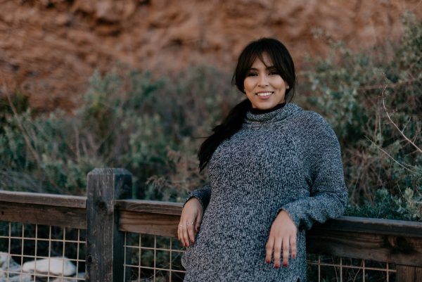 woman-in-a-sweater-smiles-as-she-leans-against-a-fence Πουλόβερ 006