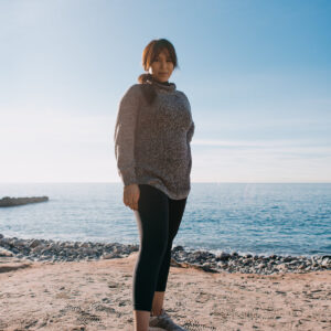 woman-in-a-sweater-stands-on-a-beach-in-the-morning Πουλόβερ 007