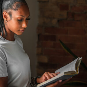 woman-in-a-white-shirt-holds-a-novel-in-her-hands Πουκάμισο Λευκό 031