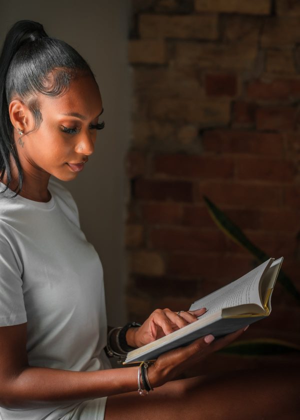 woman-in-a-white-shirt-holds-a-novel-in-her-hands Πουκάμισο Λευκό 031